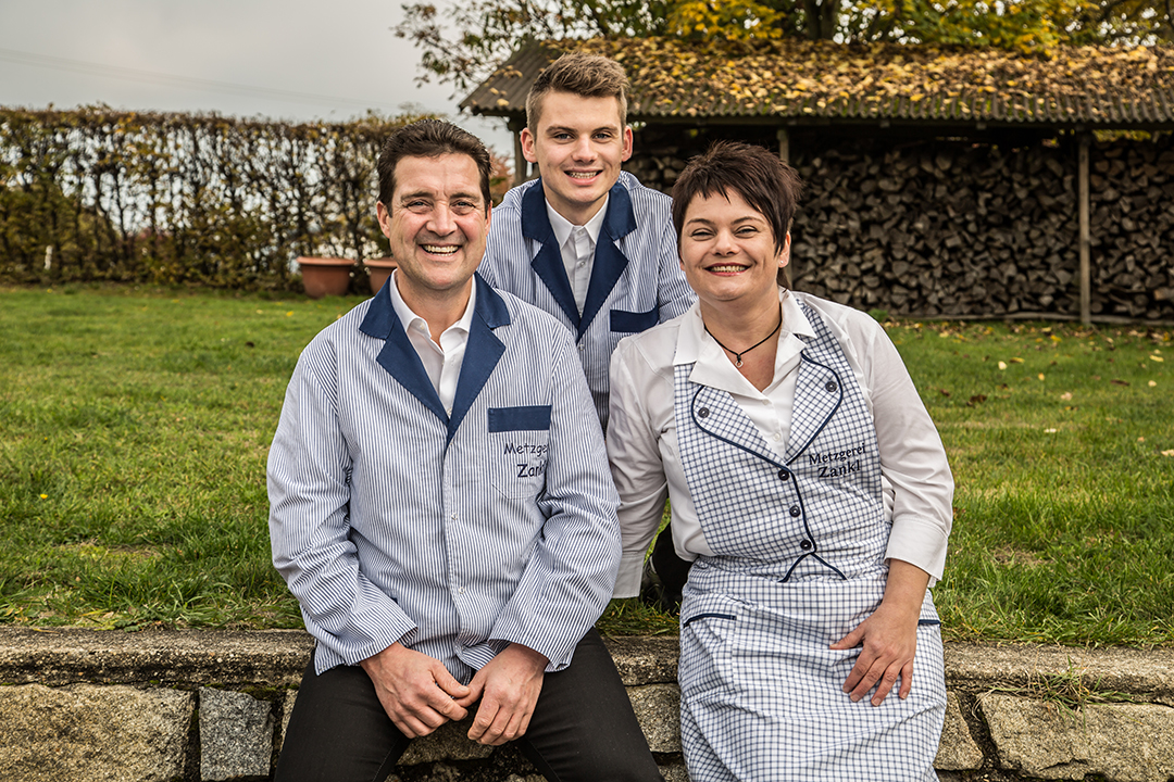 Familie Zankl vor der Metzgerei