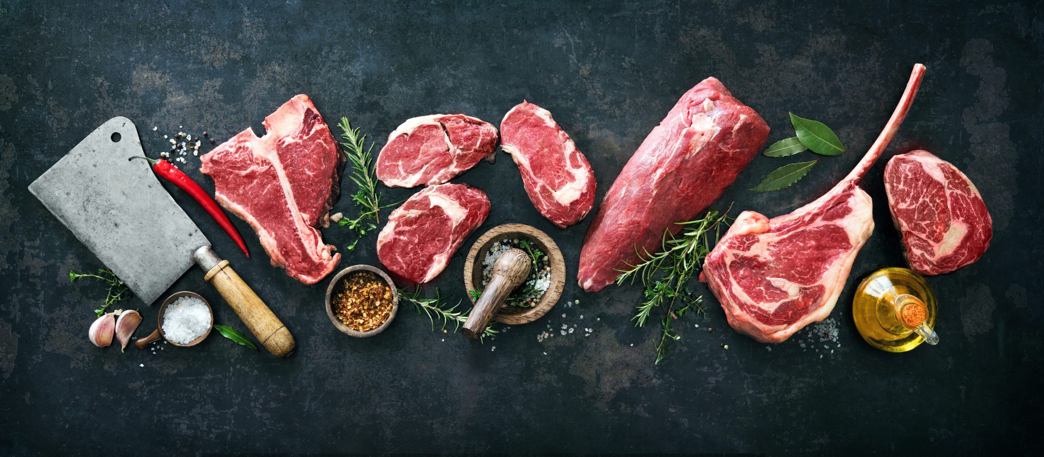 Rohe Steaks auf dunklem Untergrund